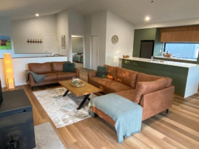 Jindabyne House 2, Modern 3 bedroom home, lake & mountain views with fireplace